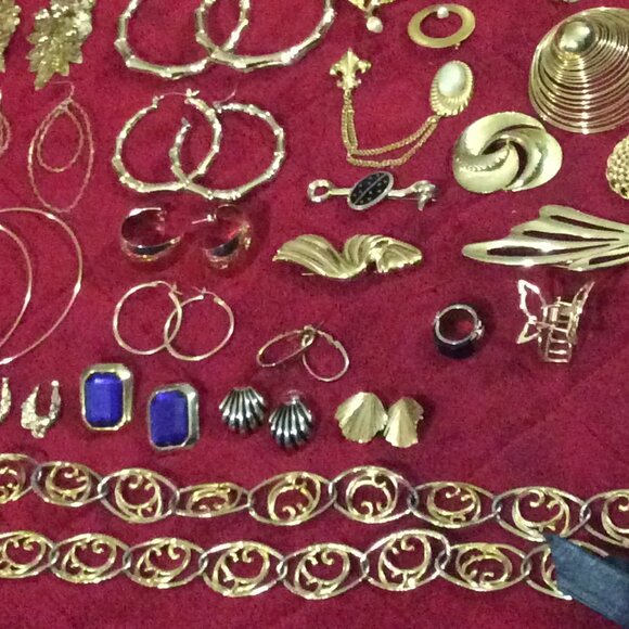 48 - Piece Lot of Gold Tone Vintage & Retro Jewelry **Last Lot** - Picture 2 of 16